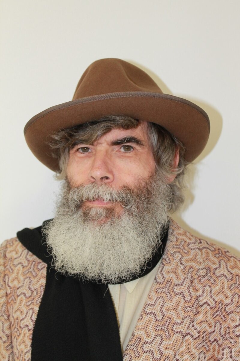 Michel Messie avec chapeau et écharpe